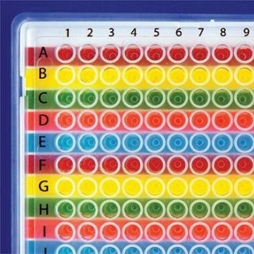 Multi-coloured well oreinter plates